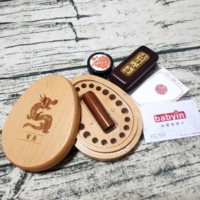 禮物+ & babyin 獨家合作 原木乳牙印章收藏組合 圓章